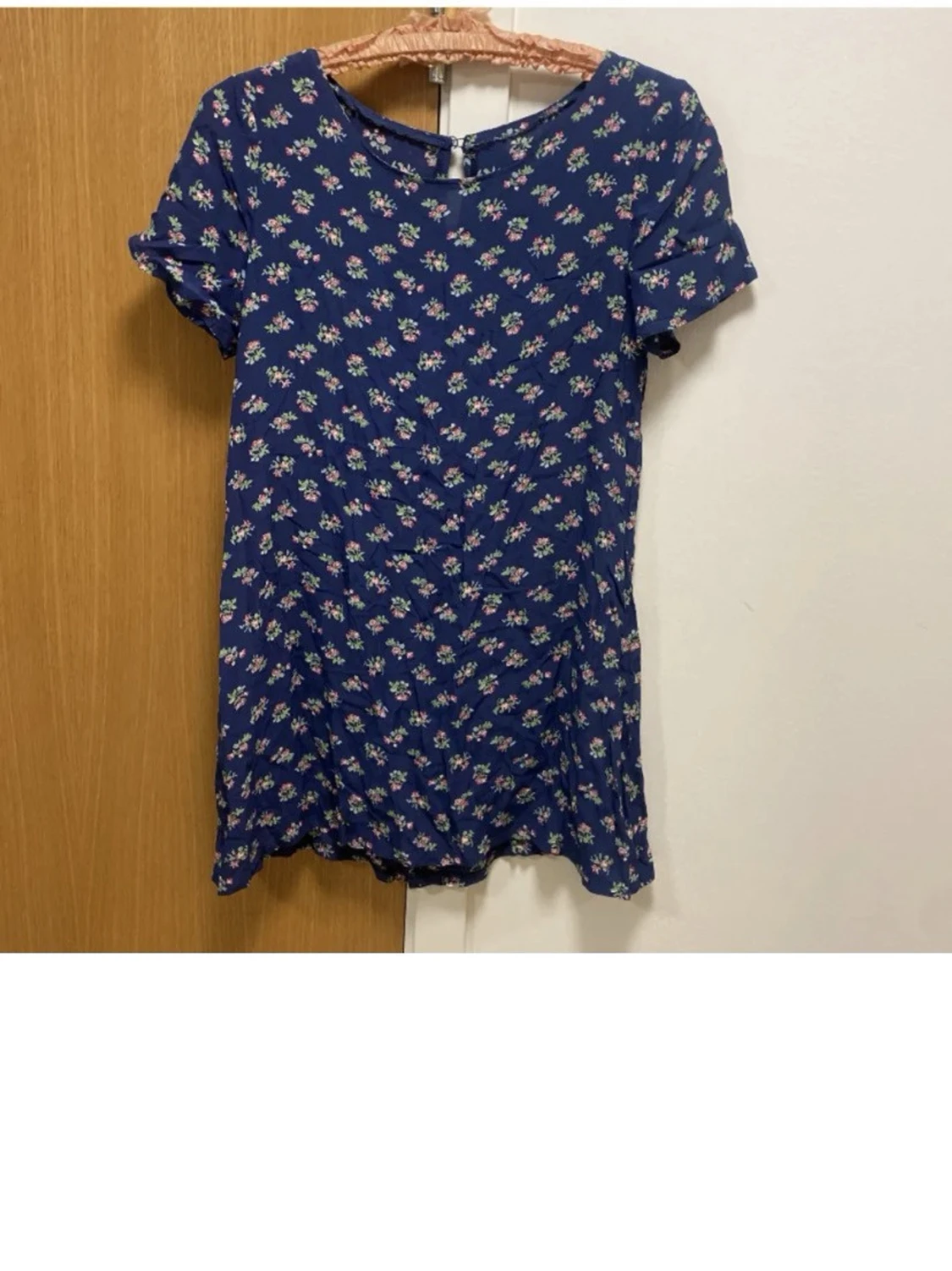 Blå blommig kortklänning