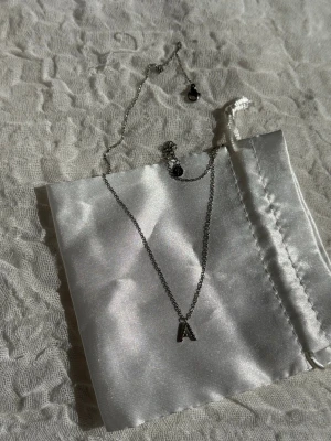 Silverhalsband med bokstav A från Edblad - Halsband från Edblad. Nypris 399kr