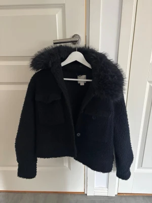 Marinblå teddyjacka från gina - Säljer en marinblå teddyjacka från Gina Tricot, säljer då den inte kommer till användning! 170/XS