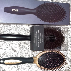 Nya hårborstar - Tre nya snygga hårborstar i svart och guld från Lyko, M.COSMETICS och Charles Worthington, Christina Aguilera. Borstarna har mjuka borst med nylonpiggar, perfekt för att reda ut håret och ge en skön känsla i hårbotten. En av borstarna är en ionic cushion brush för extra vård. 