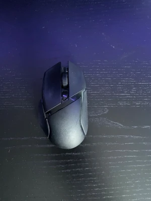 Svart trådlös gamingmus från Razer - Säljer en svart trådlös gamingmus från Razer med ergonomisk form och flera programmerbara knappar. Musen har en matt finish och plats för batteri under skalet. Perfekt för gaming eller arbete vid datorn.
