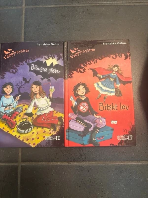 Vampyrsystrar Bitsugna gäster & Lov - Två böcker ur serien Vampyrsystrar av Franziska Gehm: 'Bitsugna gäster' med lila omslag och 'Bitskt lov' med rött omslag. En bok 25kr, båda böckerna 40kr!
