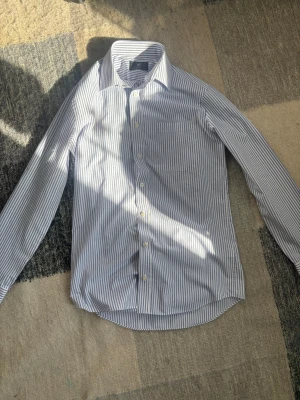 Skjorta - Säljer denna fina skjorta jag hittade under garderob rensning. Den är i nyskick och har en slimfit passform