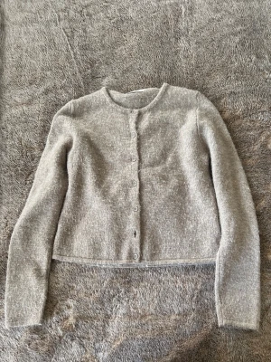 Grå kofta från Gina Tricot - Såå fin storlek S men passar även Xs