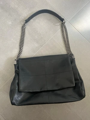 Svart handväska  - Superfin svart handväska från Zara💕