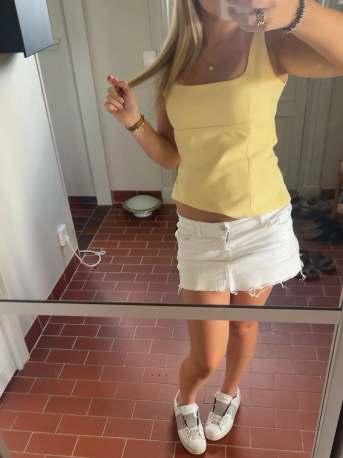 Gul ärmlös linnetopp