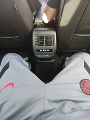 Gråa PSG mjukisbyxor Nike - En dragkedje sak har gått av Säljer ett par gråa mjukisbyxor från Nike med PSG-logga och rosa Nike swoosh. Byxorna har svarta detaljer längs benen och är tillverkade i ett mjukt och bekvämt material, perfekta för chill dagar eller träning.