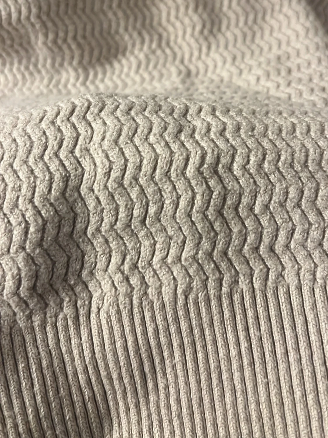 Beige stickad tröja med zigzag-mönster