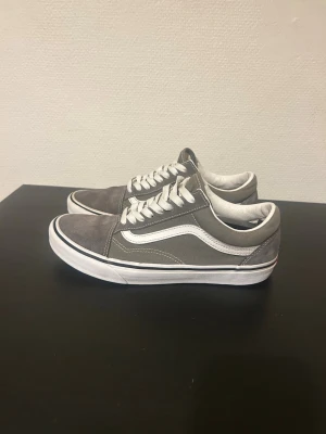 Vans old skool - Säljer ett par feta vans old skool som är i ny kondition, feta nu när sommarn kommer, storlek 41, en stillren sko som passar till nästan allt, vid minsta tanken eller frågan är de bara att hojta till🤩