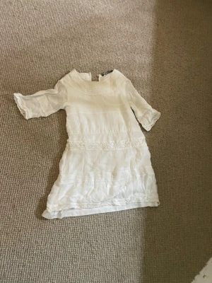 Vit klänning - En super söt vit klänning med korta ärmar, passar perfekt till sommaren och om man är utomlands. Säljer pga för liten