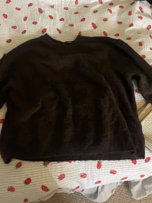 Brun stickad tröja - En mysig brun stickad tröja som passar till de mesta, säljer pga att den inte kommer till användning för min del