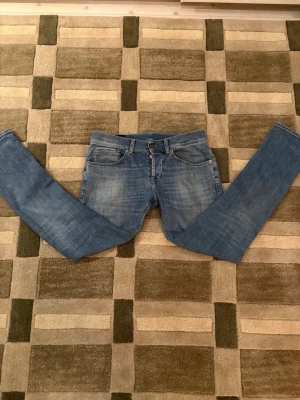 Dondup george skinny fit - Nyaste modellen av dondup george i riktigt bra skick.Små slitningar som design på framsidan, fräscha jeans att ha fram till sommaren. Kontakta vid frågor eller funderingar!