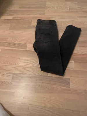 Replay jeans w27 - Nya replay jeans med snygg washed svart färg. Jeansen är i perfekt skick. Om du har några funderingar eller prisförslag skriv gärna. Storlek w27