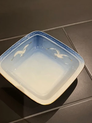 B&G Copenhagen Porslin Skål med Måsdesign - En skål från B&G Copenhagen. Skålen är tillverkad i Danmark och har en design med måsar. (22cm)