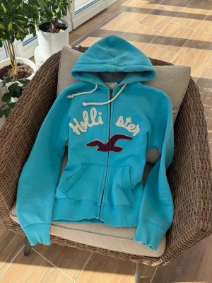 Hollister vintage zip  - Storlek M. Skickas inom 24h. Se liknande plagg i min profil! 