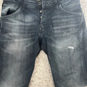 Jack & Jones Jeans  - Säljer ett par riktigt feta jeans från Jack & Jones, strl 31/30. I perfekt skick. 