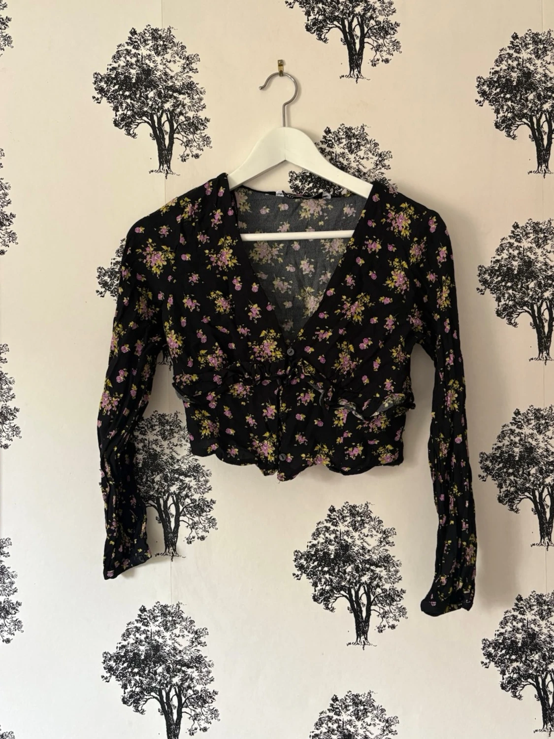 Blommig croppad blus med volang