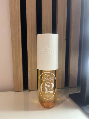 Sol de Janeiro Cheirosa 62 Parfym - Sol de Janeiro Cheirosa 62 , helt ny endast tagit ett sprut. Noter av pistage, salt karamell och vanilj , varm somrig doft ☀️🍦 Orginal pris : 299 kr 