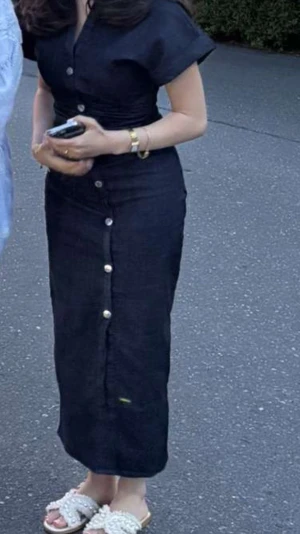 Jeansklänning  - Populära Jeansklänningen från Zara. Endast använd vid ett tillfälle. Storlek xs. Hör av er vid frågor 🥰