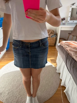 Jeanskjol - Säljer en supersnygg jeanskjol från Puma i jättebra skick, som är lowaist 