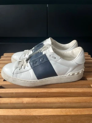 Valentino open mörkblå  - Tjena, säljer nu dessa riktigt snygga och populära valentino opensen, de är i mycket bra skick med några små skråmor, storlek Eu 38, endast skorna ingår, mörkblå stripe, hör av er vid frågor och funderingar🙌🤝 