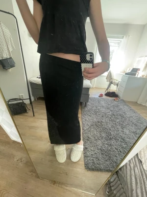 Svart långkjol - En svart långkjol med rak passform. Från SHEIN