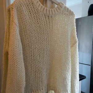 Stickad tröja från NA-KD - Vit stickad tröja från nakd. Tröjan är stor i storleken💕