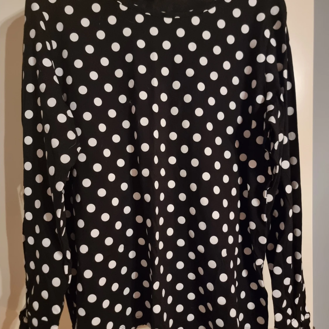 Svart prickig långärmad topp - 2