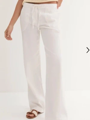 Vita linnebyxor - Säljer ett par vita linnebyxor med avslappnad passform och raka ben, perfekt nu till sommaren💖💖