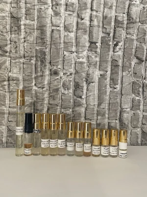Parfymsplittar - Curiosa coconilla 10ml- 8ml kvar Essnce strawberry Eclair 5ml- 2,5ml  Lattafa Nebras elixir 5ml - 4,5 ml French avenue Venus de milo 5ml -4,8ml  Paris corner affogate al café 5ml -4,8ml  Armaf club de nuit maleka 5ml- 4,8ml  Emir voux violette 3 ml - 2,7 ml  Gulf orchid sunset kiss 3 ml-   2,7ml  Al haramain junoon noir 3 ml-1ml  Maison alhambra reyna 2 ml-  1,7ml  Zimaya tiramisu smorse 2ml- 1,7ml  French avenue Veneno Bianco 2ml -1,7ml  .Burberry her 2ml-  1,8ml 