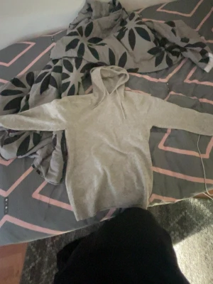 Ljusgrå hoodie med huva - Schyst Kashmir hoodie med tyg som känns skön mot huden. Perfekt för dig som vill ha nått stiligt.. 