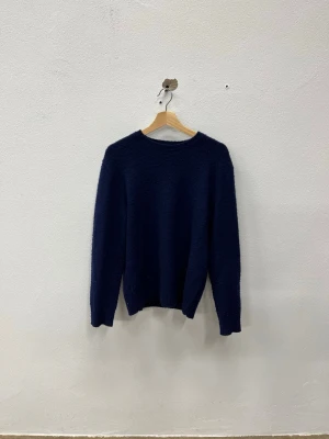Ralph Lauren Cashmere - Mörkblå stickad ulltröja från Ralph Lauren| Storlek M| Wool/Cashmere Patch Crew Neck|HELT NY| Nypris 3499| Hör av dig vid frågor eller funderingar 🤩!!