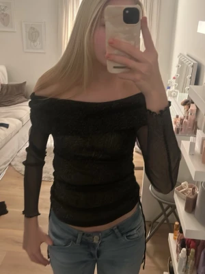 Glittrig,långärmad festtopp - Jättesnygg festtopp!  Endast använd 2 ggr