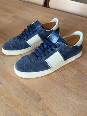 Valentino flycrew - Valentino flycrews i gott skick. Saknar två nitar på ena skon men fås med. Ingen skada på mockan men har lite heelcrease vilket syns på bild 4. Lådan är komplett och även i gott skick.