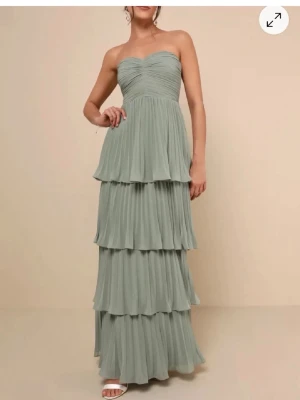 Ljusgrön balklänning från lulus - Säljer denna sjukt fina gröna balklänningen ifrån lulus. Den är helt ny med lapp då den tyvärr var för liten för mig🥹 Jag är 166 som referens och den släpar i marken på mig. Det är en dragkedja i ryggen som tyvärr är lite seg att få knäppt. Kom privat vid andra frågor och funderingar!!❤️