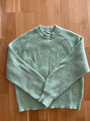 Ljusgrön ribbstickad tröja - Säljer en jättefin grön stickad tröja från ellos💕 Använd fåtalet gånger! Säljer för 300💕