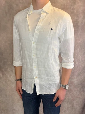 Vit Morris Linneskjorta - Stl S - RIKTIGT FET LINNESKJORTA FRÅN MORRIS I FÄRGEN Vit med marinblått märke, perfekt till sommaren som närmar sig! 🏖️🌊 | Mycket bra skick: 9,5/10, utan defekter! | Stl: S |  Modellen är 176cm och väger 75kg,  | Hör av dig vid frågor // Galgen 🫡