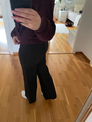 Svarta kostymbyxor med raka ben - Säljer ett par svarta kostymbyxor från Madlady! Använda två gånger så precis som nya!💕