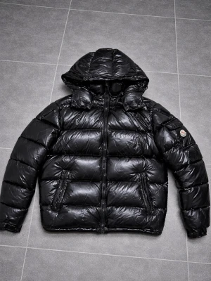Moncler Maya  - Moncler Maya jacka för män. Jackan är i storlek S och i nyskick, använd fåtal gånger. Väldigt snygg och skön jacka. Hör av dig vid intresse/frågor. PRIS KAN DISKUTERAS!