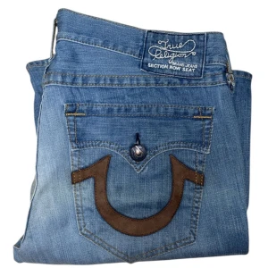 True Religion jeans - True Religion jeans Bootcut fit. W38. Uppsydda. [Ytterbenslängd 104cm] [Innerbenslängd 79cm] [Midja 54cm] [Benöppning 30cm]