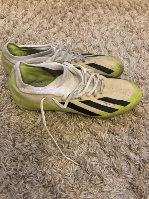 Crazyfast Adidas Fotbollsskor 45 - Fotbollsskor Adidas Crazyfast storlek 45. Vill snabbt bli av med de och få en slant. Skriv vid intresse eller frågor. Inte mycket defekter mer smuts! 