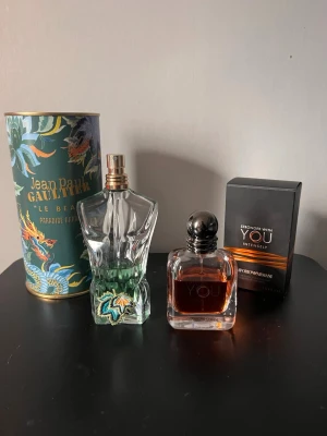 Parfympaket: JPG Paradise Garden & SWY Intensely - Säljer nu två riktigt populära dofter i ett paket. Båda är 100% äkta och originalförpackningar medföljer. Jean Paul Gaultier Le Beau Paradise Garden (75ml flaska) har ca 30ml kvar. En magisk, tropisk doft med noter av kokos och fikon. Emporio Armani Stronger With You Intensely (50ml flaska) har ca 35–40ml kvar. En varm favorit med toffee och kanel som alltid får komplimanger. Perfekta dofter för både dag och kväll! 