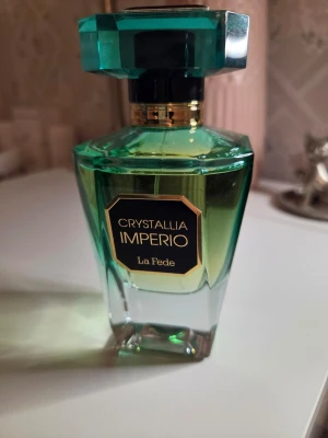 Crystallia Imperio La Fede parfym - Lite använd, se bilder. Snygg parfymflaska från Crystallia med namnet Imperio La Fede. Fräsch vår och sommardoft men roliga noter.