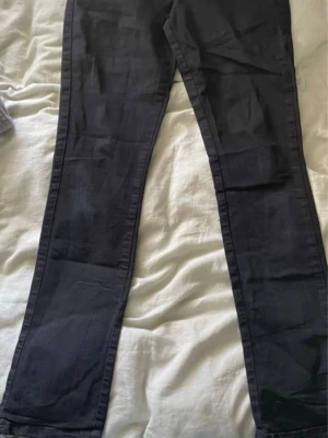 Svarta skinny jeans från Soya Concept - Svarta highwaist skinny jeans. Om man inte gillar modellen är de även bra till DIY projekt som att sy ut andra byxor 