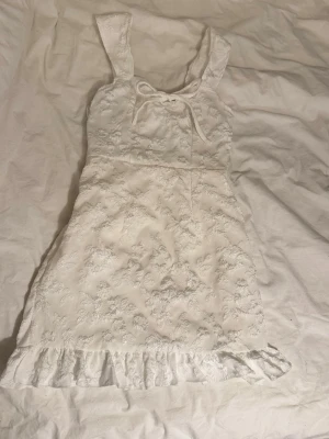 Vit klänning - Helt ny klänning som köptes i Grekland i samband med examen men valde en annan 💓perfekt i för student/examen osv