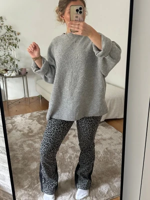 Grå leopardmönstrade jeans - Säljer ett par grå jeans med leopardmönster som jag sytt ut med svart jeanstyg till bootcut💞de står inte vilken storlek jeansen är i men de passar mig som är storlek S och 153🥰 dem är även lågmidjade. Säljer de för 250kr💞