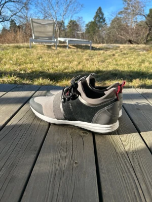 Hugo Boss Skor - Säljer dessa feta Hugo Boss skor! Använd typ två gånger, inprincip helt nya! Storlek 42, 26,5cm på insidan. Dessa skor säljs inte längre men nypris då var 2599kr! Självklart äkta! Hör av vid frågor eller funderingar! Kan gå ner i pris vid snabb affär! 💯🍾🙌🏼