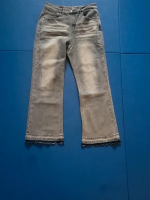 Gråa raka jeans med rå kant - Det står S På de men de känns som M