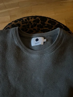 NN07 - En vardaglig tröja från NN07. Passar till dig som vill hålla det soft men ändå stilrent. Vid frågor, slå en pling! 🛎️ Mvh SecondTreasures! 
