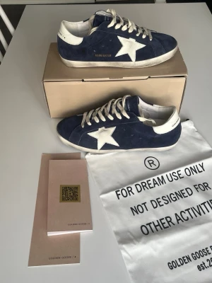 Golden Goose Mörkblå - Säljer ett par riktigt fräscha golden Goose Superstar storlek 43. Obs endast skor säljes